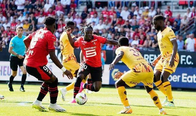 图卢兹边锋速度突破瓶颈,法甲快马奔腾撕裂防线