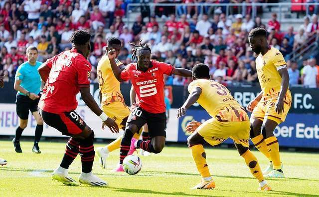 图卢兹边锋速度突破瓶颈,法甲快马奔腾撕裂防线  图卢兹边锋速度突破瓶颈,法甲快马奔腾撕裂防线